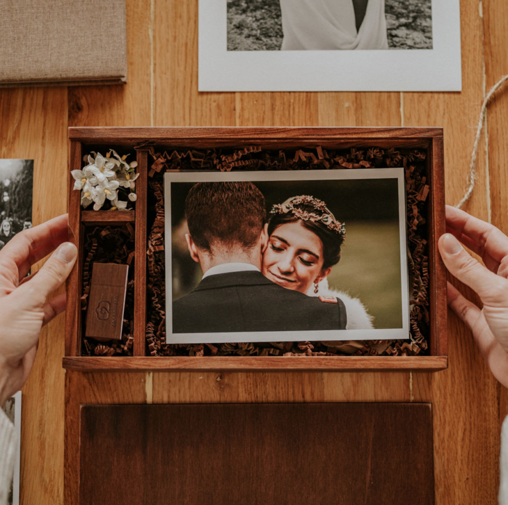 Photographe Mariage à Rennes, Nantes, Vannes et Saint-Malo (Bretagne). Préparatifs, coiffure, maquillage, habillage, mairie, église, groupe, vin d'honneur, l'engagement, séance photo du faire-part officiel, repas, fun et décalé, boite à expression, light-painting, ouverture du bal.